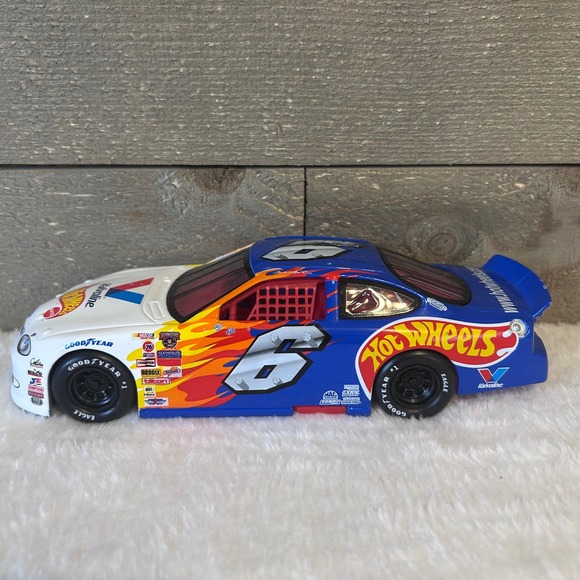 Hot Wheels NASCAR Car Number 6 Mark Martin 1:24 Valvoline Ford Taurus - Picture 5 of 9